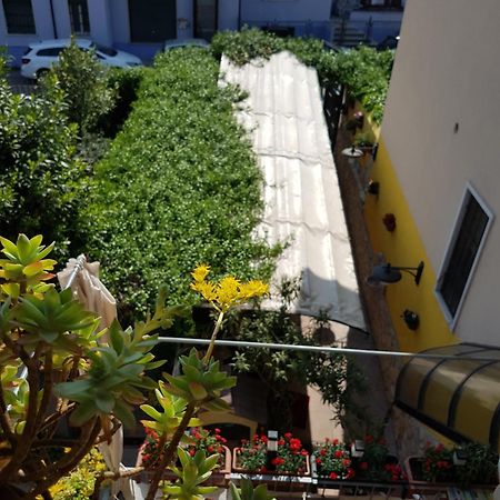 Dora Baltea Monolocale Primo Piano Mansarda Secondo Piano Verona Bagian luar foto