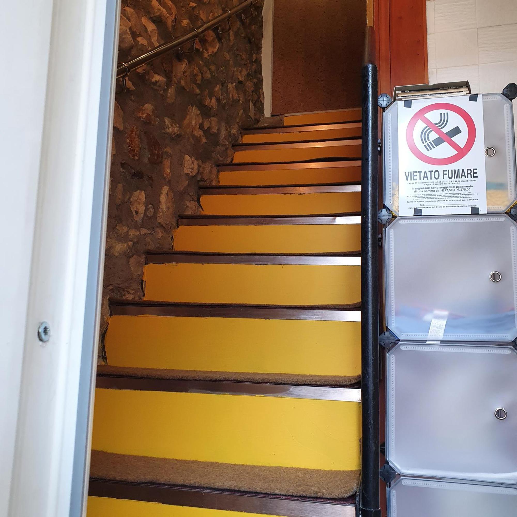 Dora Baltea Monolocale Primo Piano Mansarda Secondo Piano Verona Ruang foto