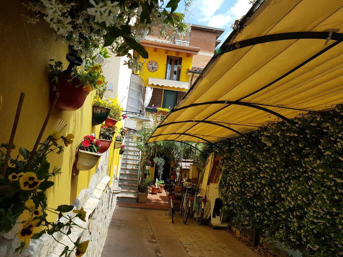 Dora Baltea Monolocale Primo Piano Mansarda Secondo Piano Verona Bagian luar foto
