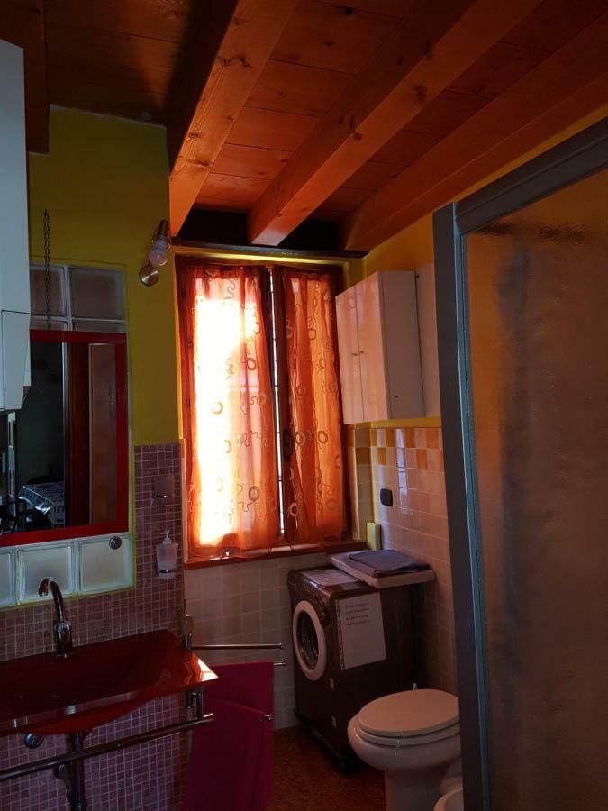 Dora Baltea Monolocale Primo Piano Mansarda Secondo Piano Verona Bagian luar foto