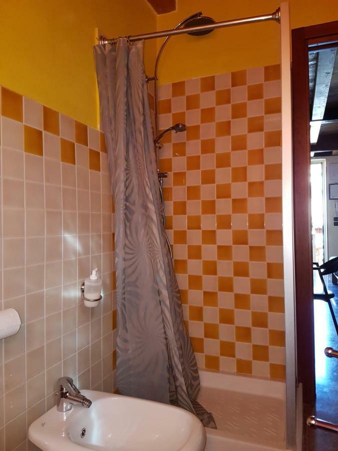 Dora Baltea Monolocale Primo Piano Mansarda Secondo Piano Verona Bagian luar foto