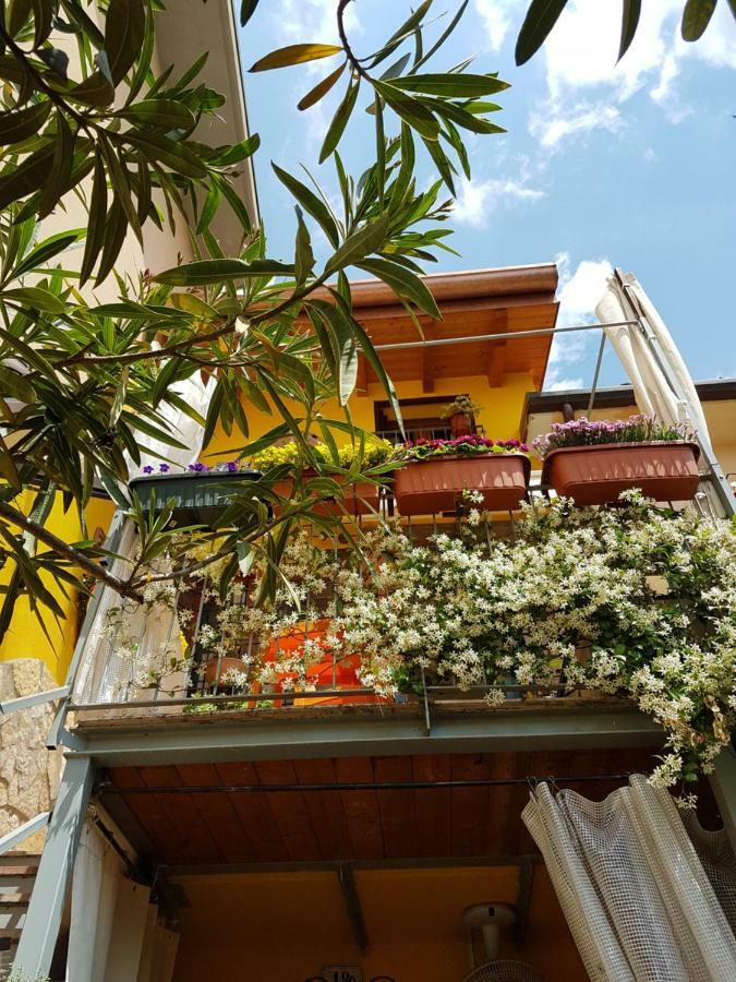 Dora Baltea Monolocale Primo Piano Mansarda Secondo Piano Verona Bagian luar foto