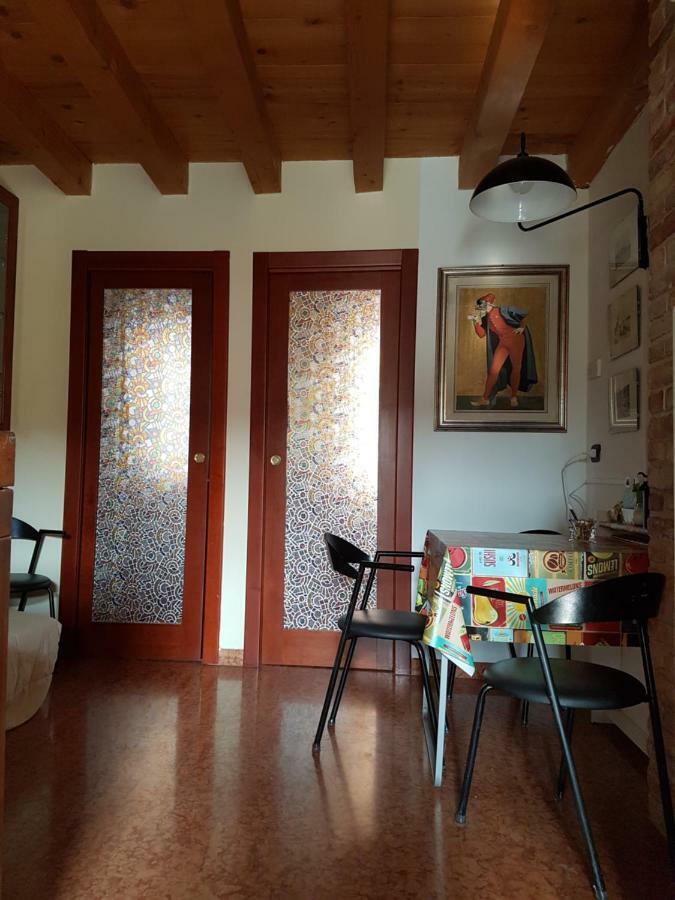 Dora Baltea Monolocale Primo Piano Mansarda Secondo Piano Verona Bagian luar foto