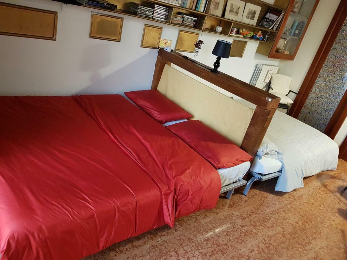 Dora Baltea Monolocale Primo Piano Mansarda Secondo Piano Verona Bagian luar foto