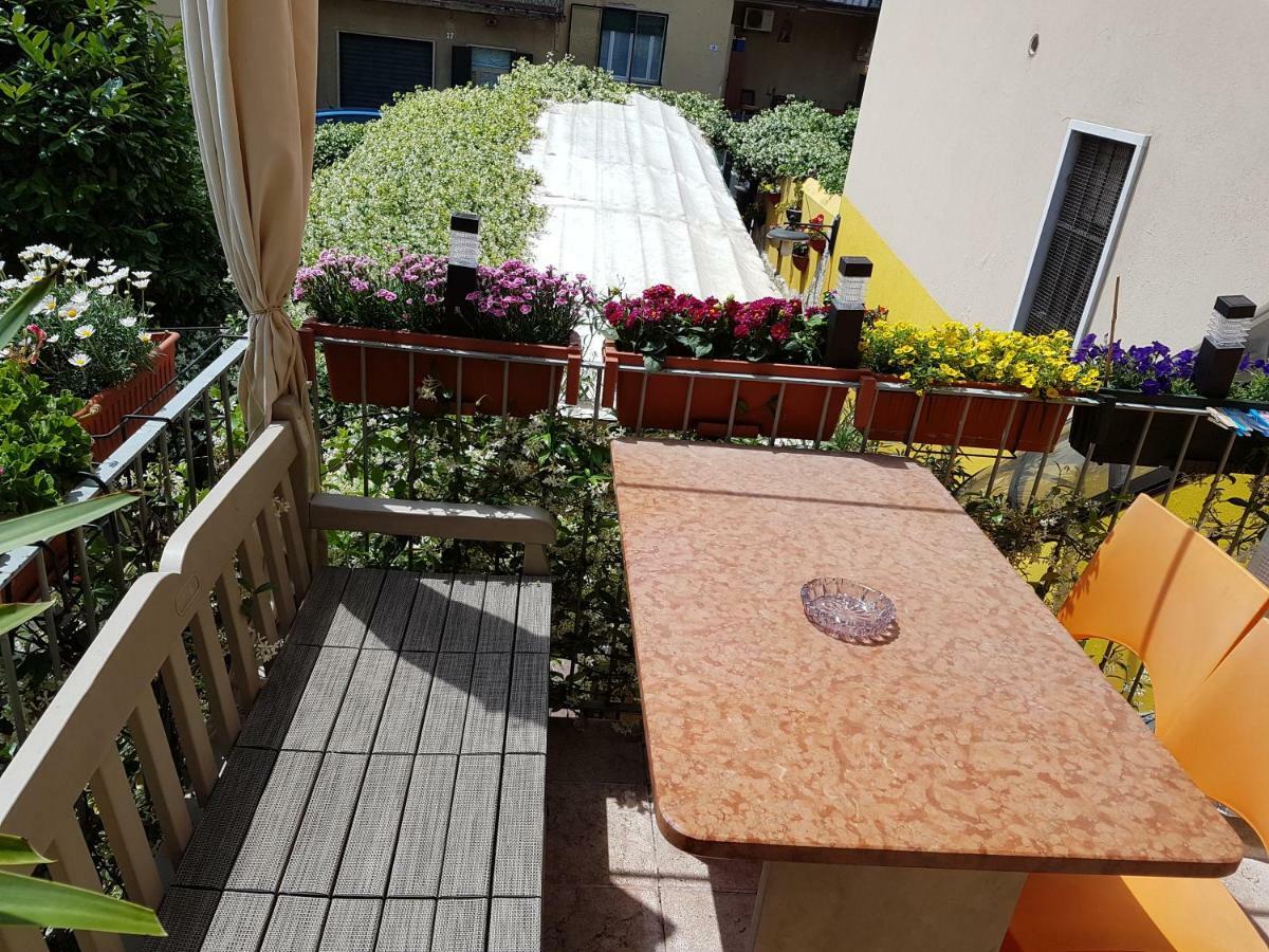 Dora Baltea Monolocale Primo Piano Mansarda Secondo Piano Verona Bagian luar foto