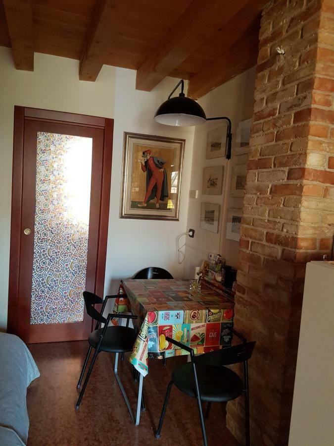 Dora Baltea Monolocale Primo Piano Mansarda Secondo Piano Verona Bagian luar foto