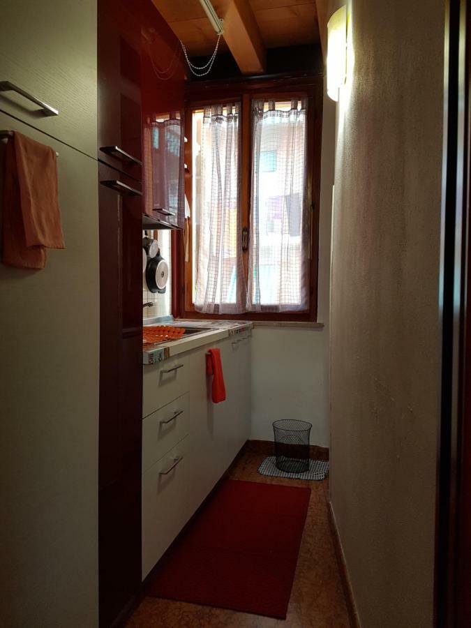 Dora Baltea Monolocale Primo Piano Mansarda Secondo Piano Verona Bagian luar foto