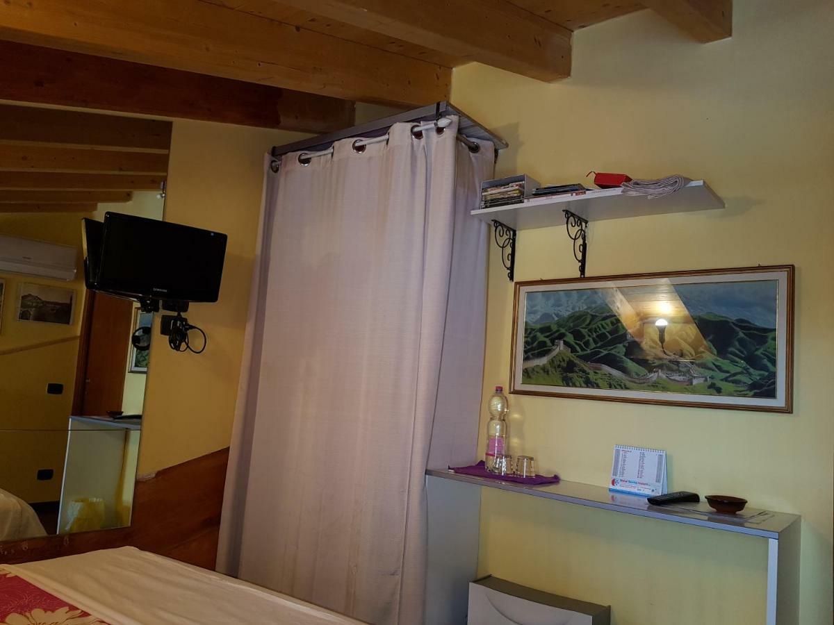 Dora Baltea Monolocale Primo Piano Mansarda Secondo Piano Verona Bagian luar foto
