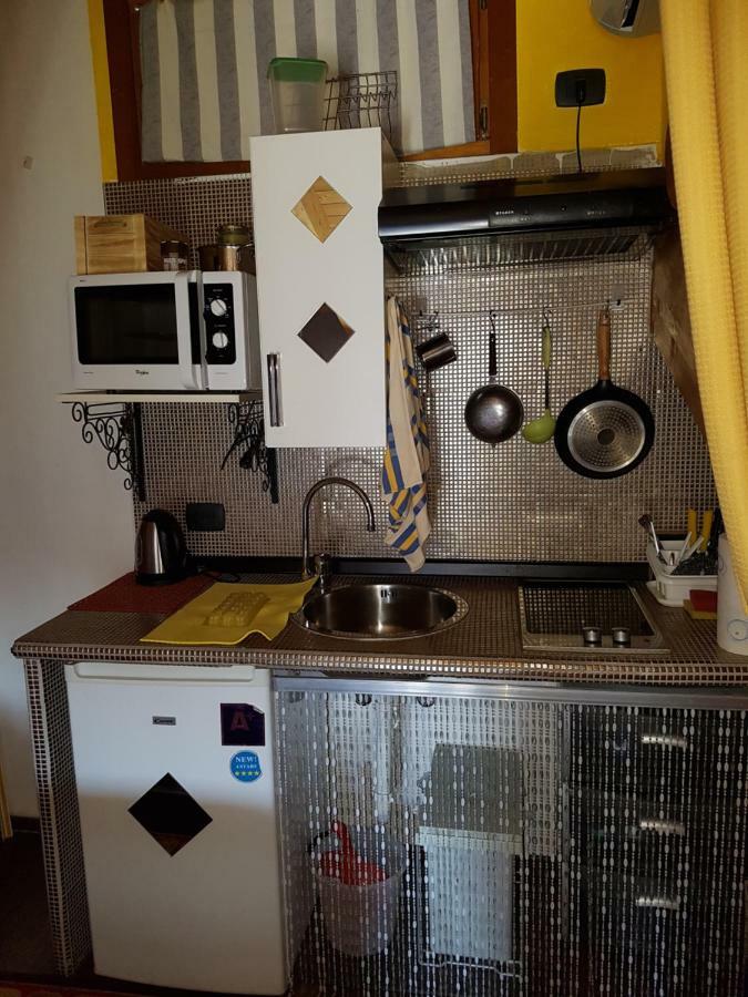 Dora Baltea Monolocale Primo Piano Mansarda Secondo Piano Verona Bagian luar foto