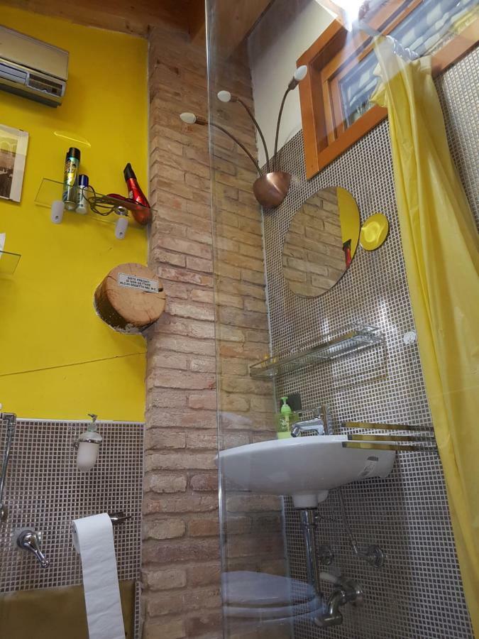Dora Baltea Monolocale Primo Piano Mansarda Secondo Piano Verona Bagian luar foto