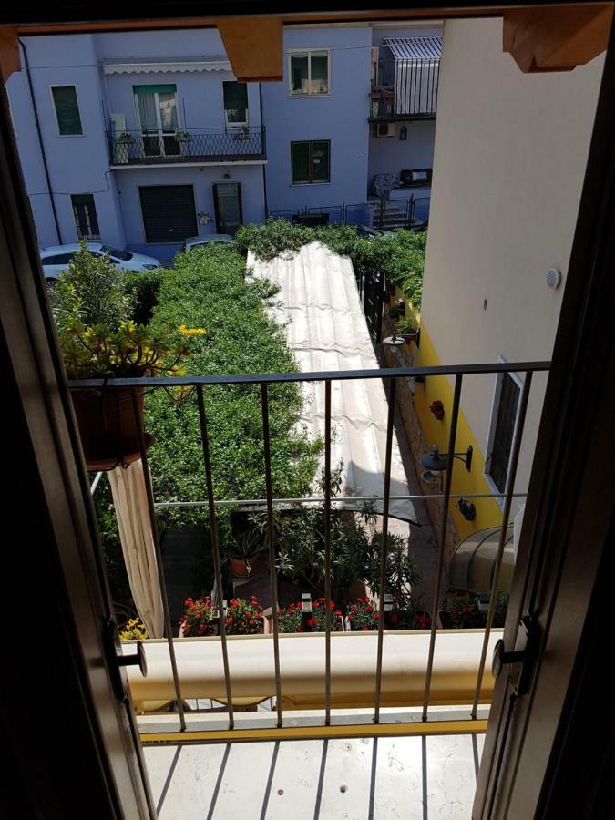 Dora Baltea Monolocale Primo Piano Mansarda Secondo Piano Verona Bagian luar foto