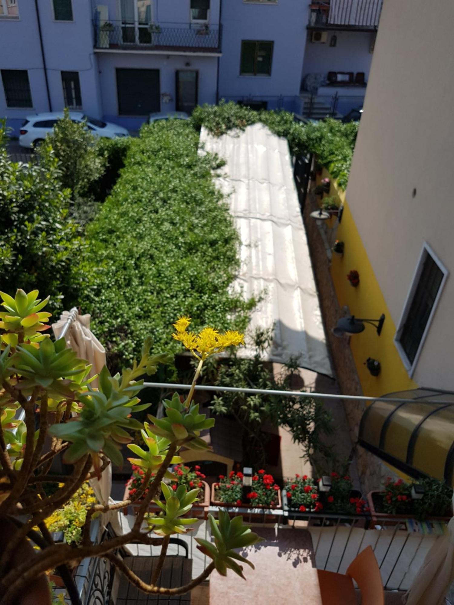 Dora Baltea Monolocale Primo Piano Mansarda Secondo Piano Verona Bagian luar foto