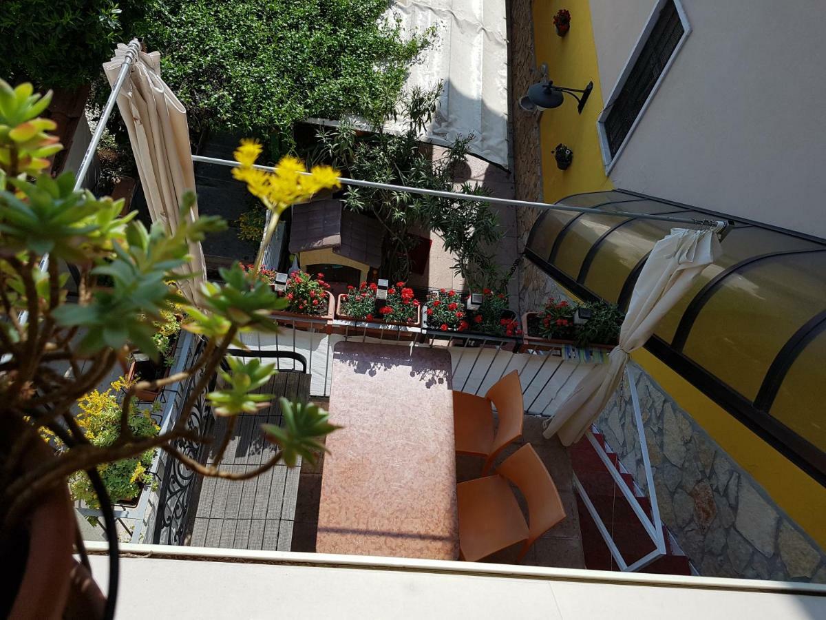 Dora Baltea Monolocale Primo Piano Mansarda Secondo Piano Verona Bagian luar foto