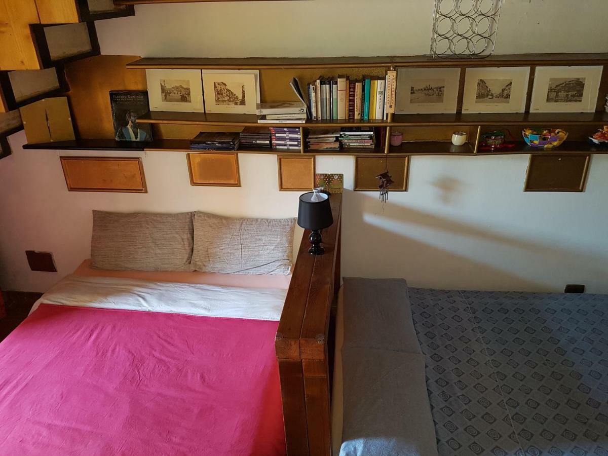 Dora Baltea Monolocale Primo Piano Mansarda Secondo Piano Verona Bagian luar foto