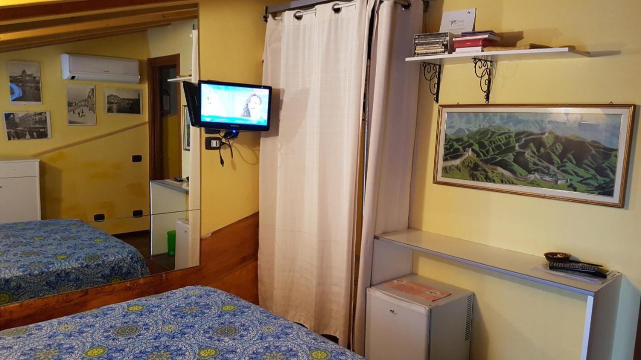 Dora Baltea Monolocale Primo Piano Mansarda Secondo Piano Verona Bagian luar foto